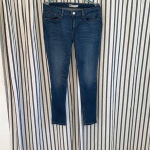 Never worn. Woman’s Levi skinny jeans